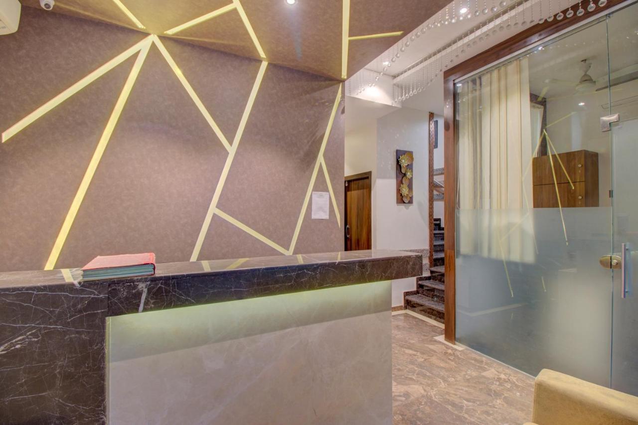 Oyo 76180 Hotel Meriton Mumbai Exteriör bild
