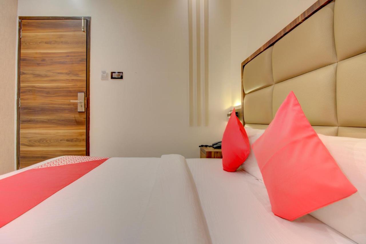 Oyo 76180 Hotel Meriton Mumbai Exteriör bild