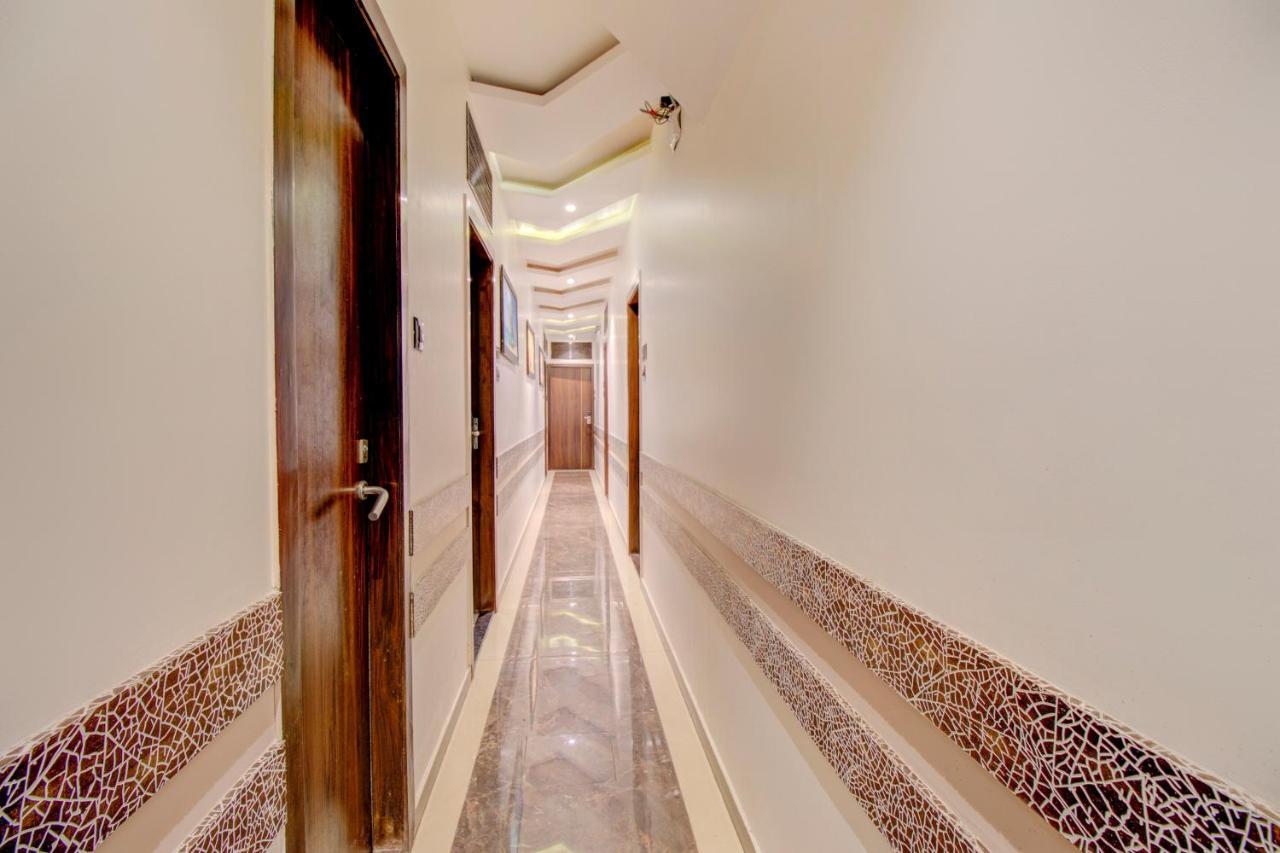Oyo 76180 Hotel Meriton Mumbai Exteriör bild