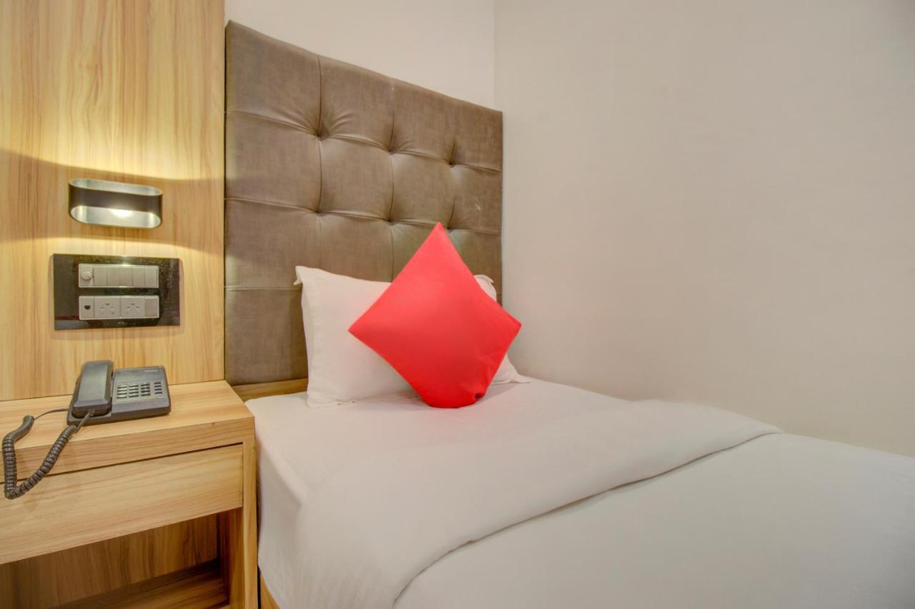 Oyo 76180 Hotel Meriton Mumbai Exteriör bild