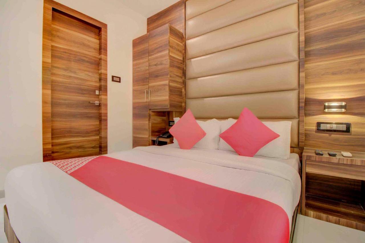 Oyo 76180 Hotel Meriton Mumbai Exteriör bild