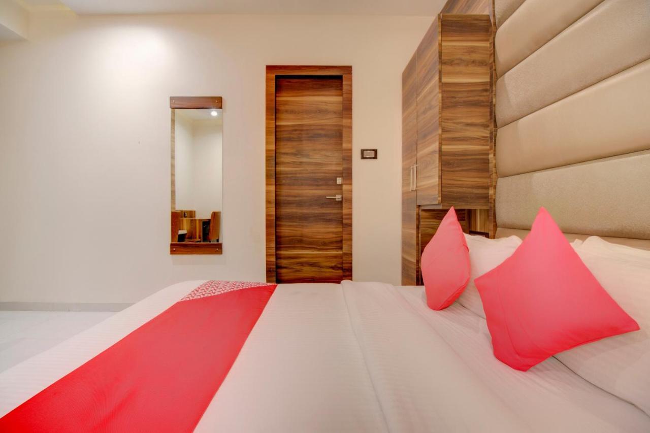Oyo 76180 Hotel Meriton Mumbai Exteriör bild